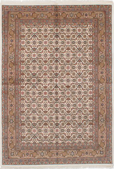 Traditional Ivory Area rug 5x8 Indian Hand-knotted 236437