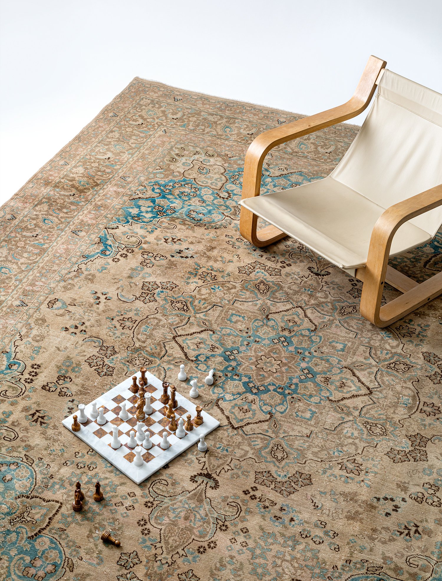 ECARPETGALLERY Antalya Vintage rug with chair and chess set